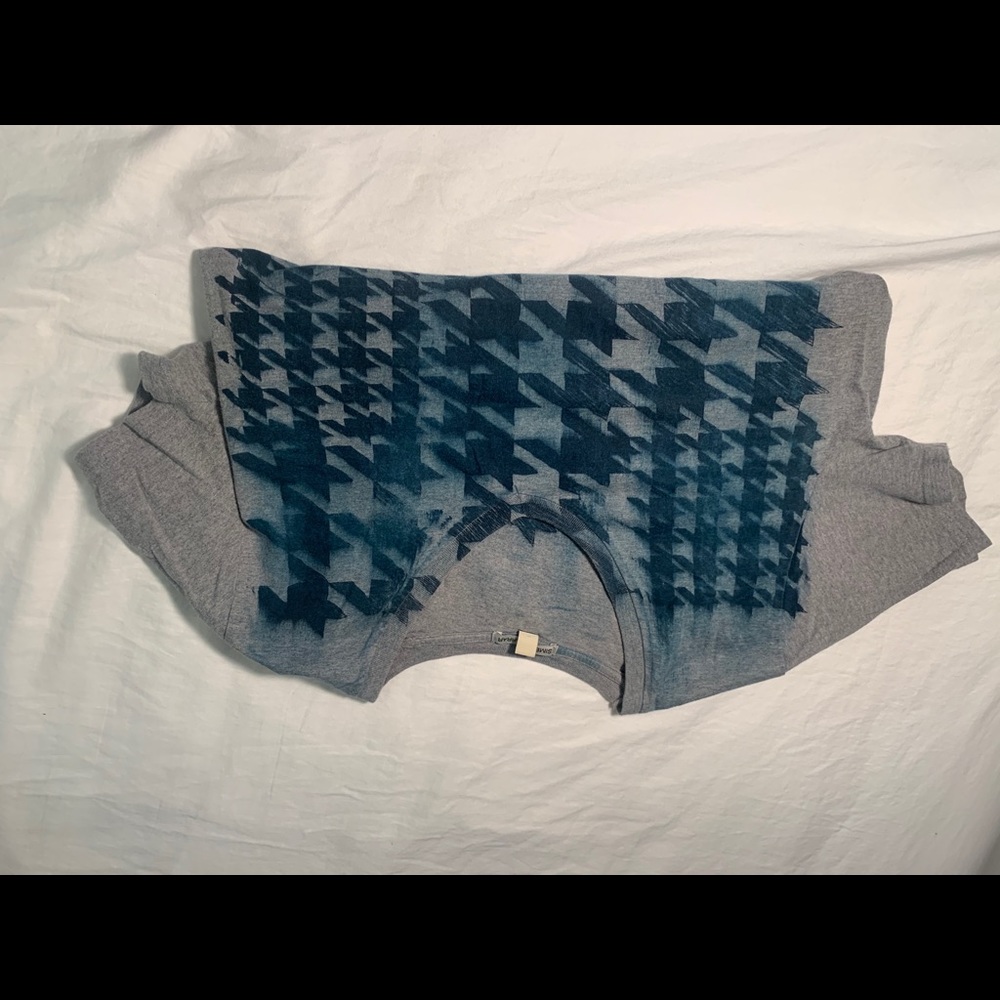 Hand-Printed V-Neck Shirt - Picture 2 of 4